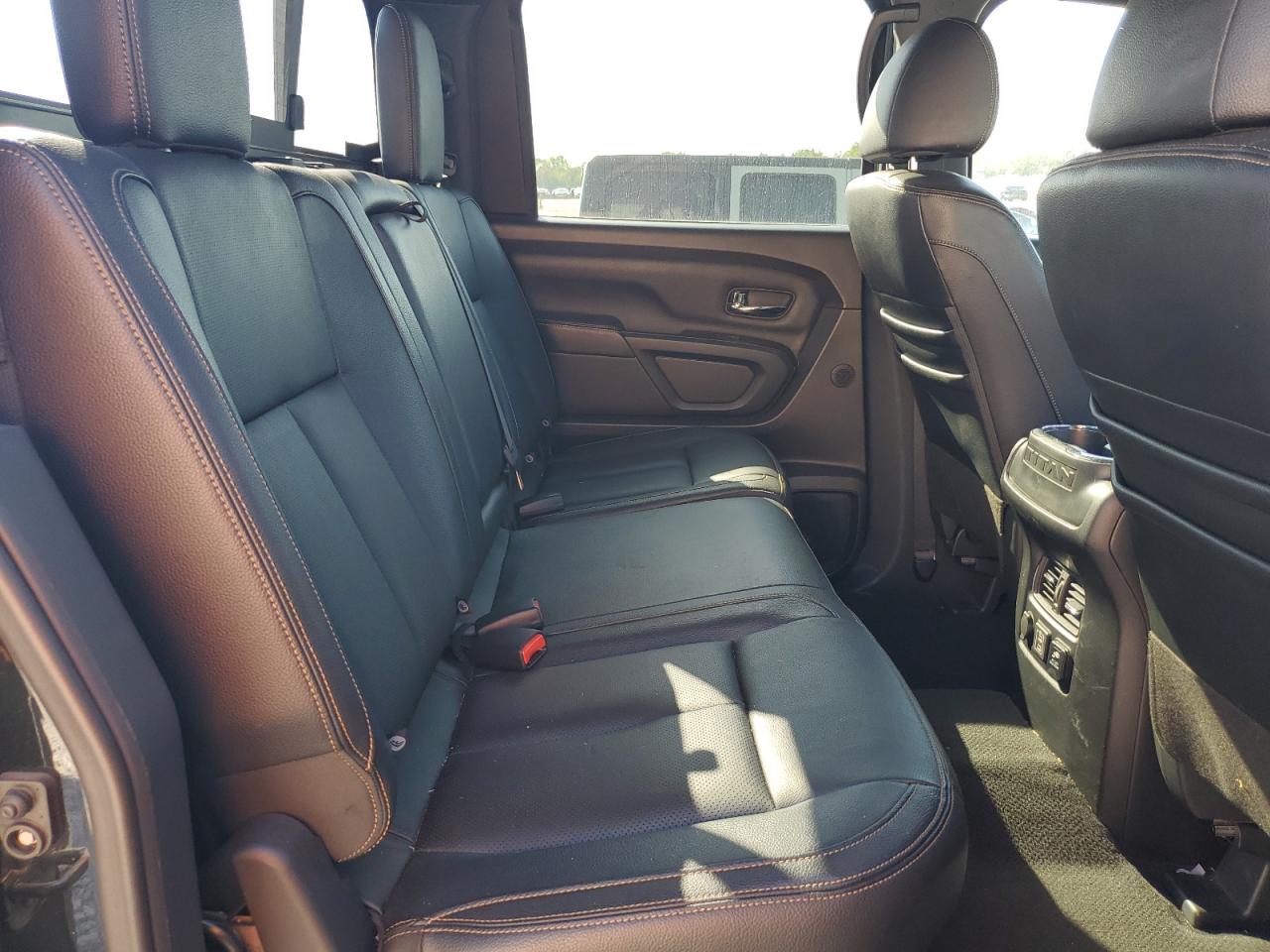 Nissan Titan Sl Image 9