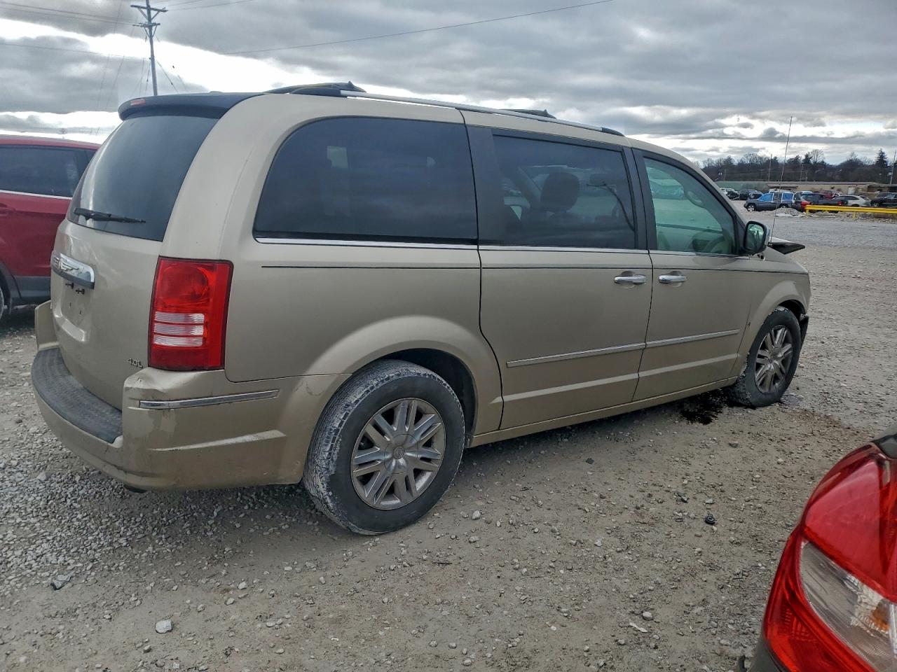 Chrysler Minivan Limited Image 4