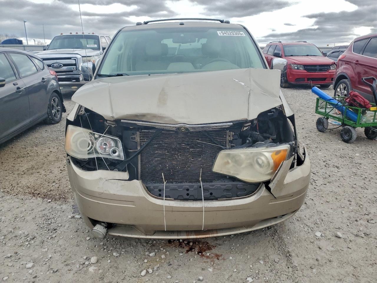 Chrysler Minivan Limited Image 11