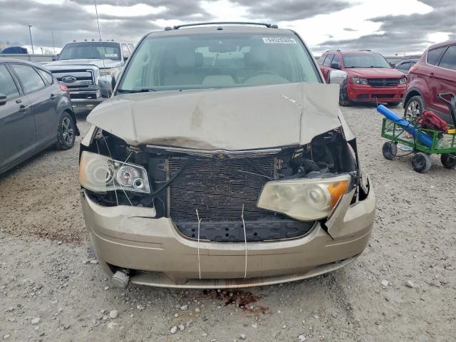 Chrysler Minivan Limited Image 11