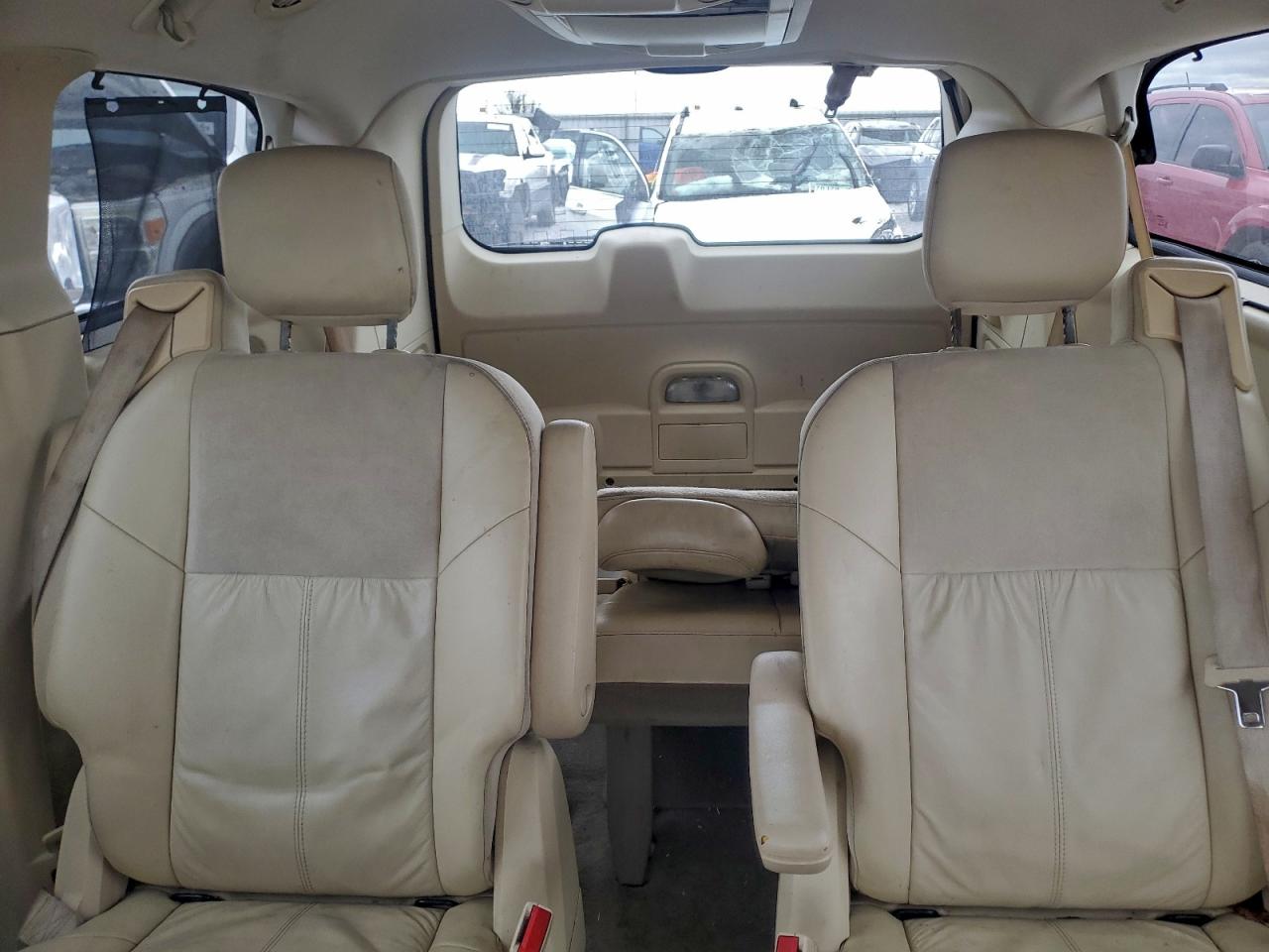 Chrysler Minivan Limited Image 12