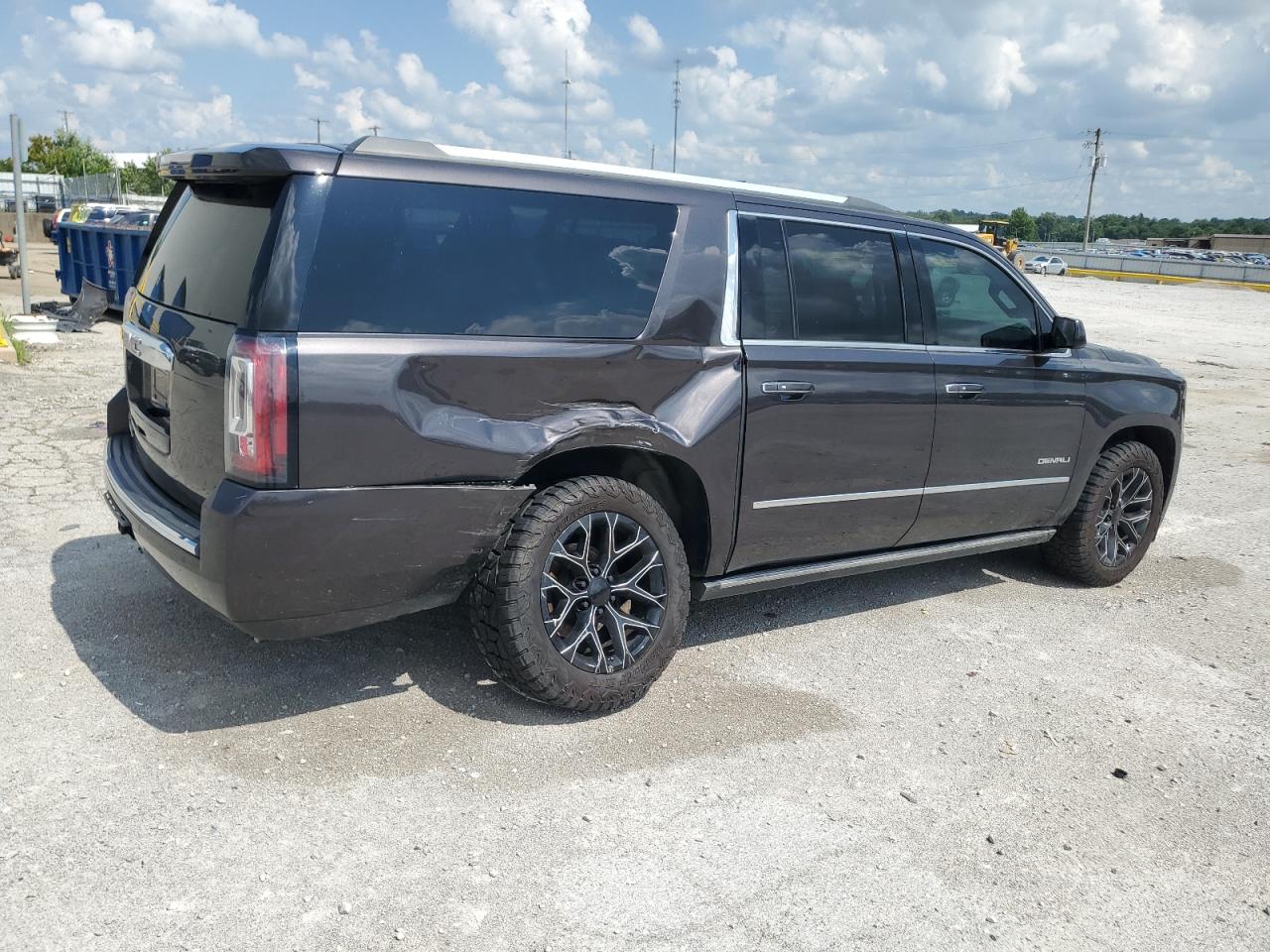 GMC Yukon Denali Image 12