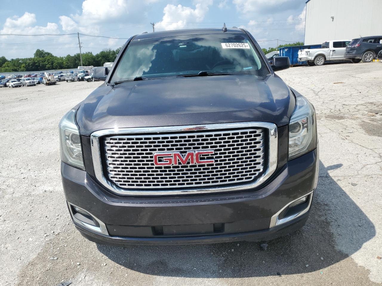 GMC Yukon Denali Image 4