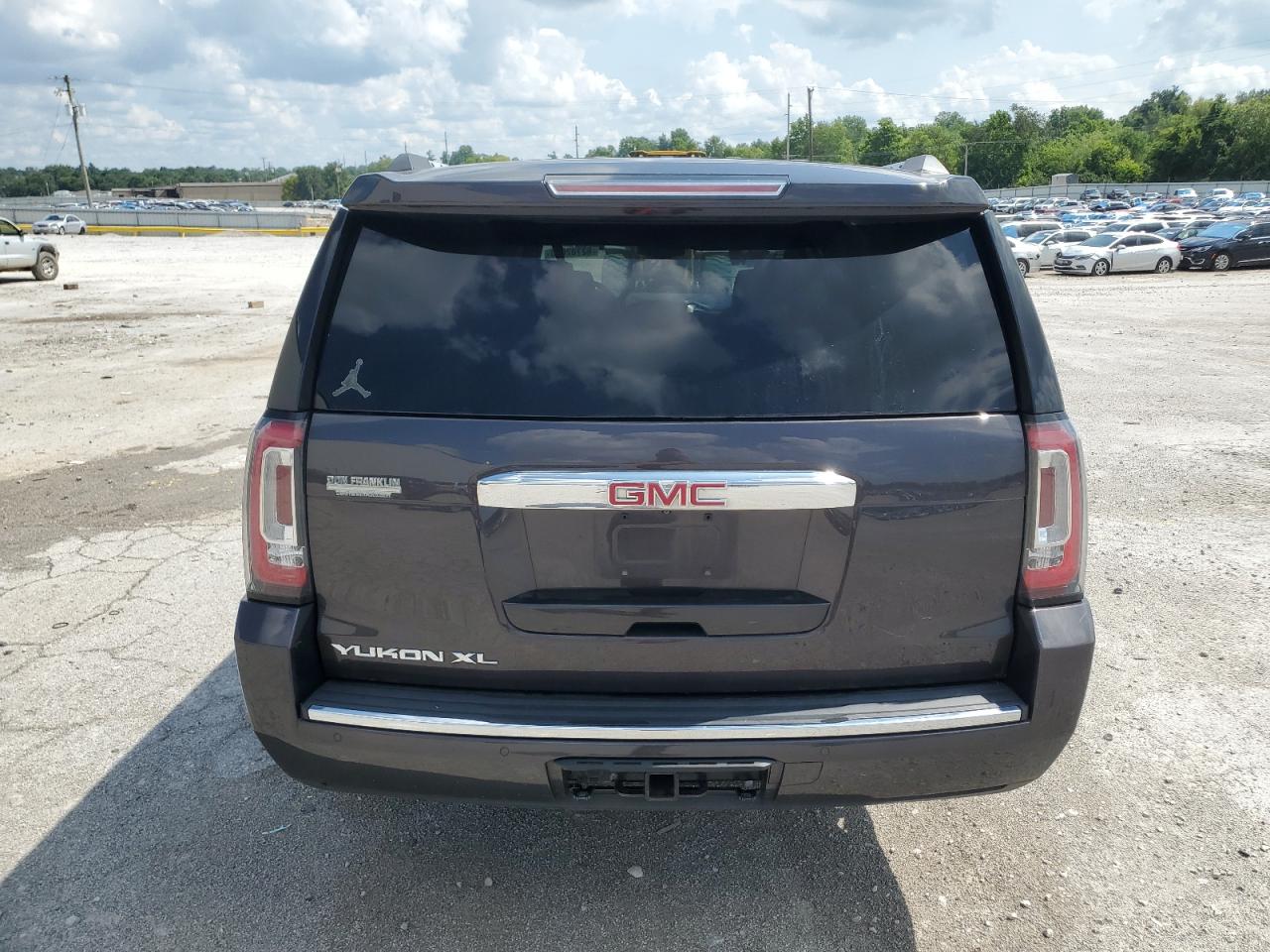 GMC Yukon Denali Image 5