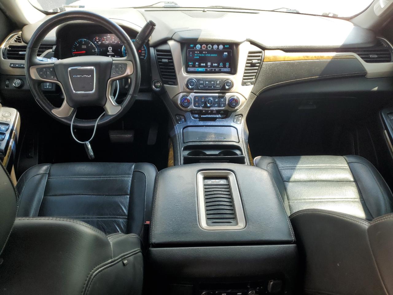 GMC Yukon Denali Image 13