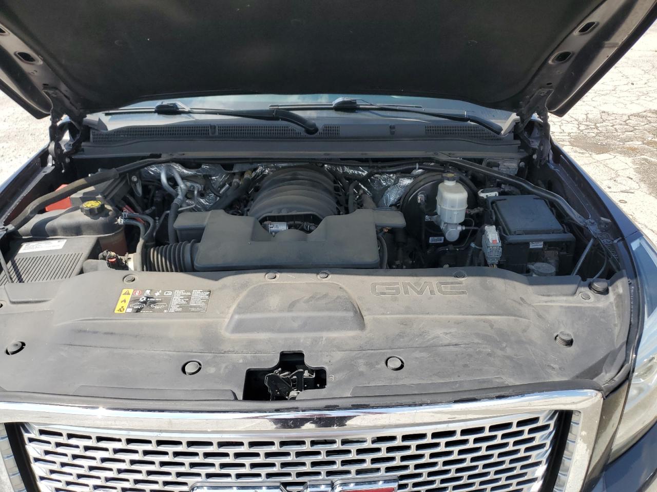 GMC Yukon Denali Image 8