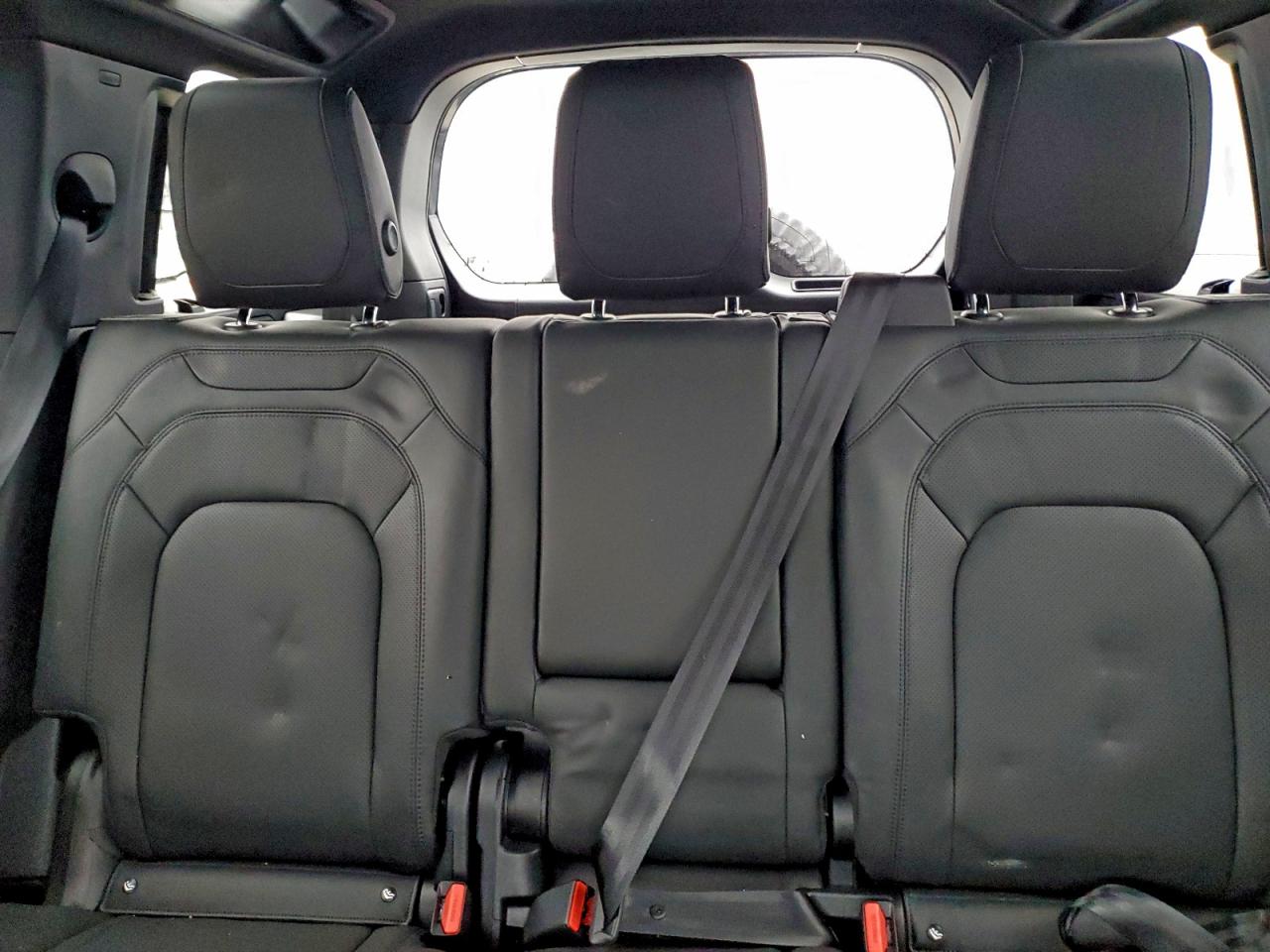 Land Rover Defender 110 S Image 6