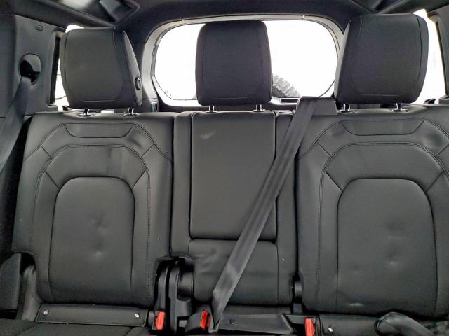 Land Rover Defender 110 S Image 6