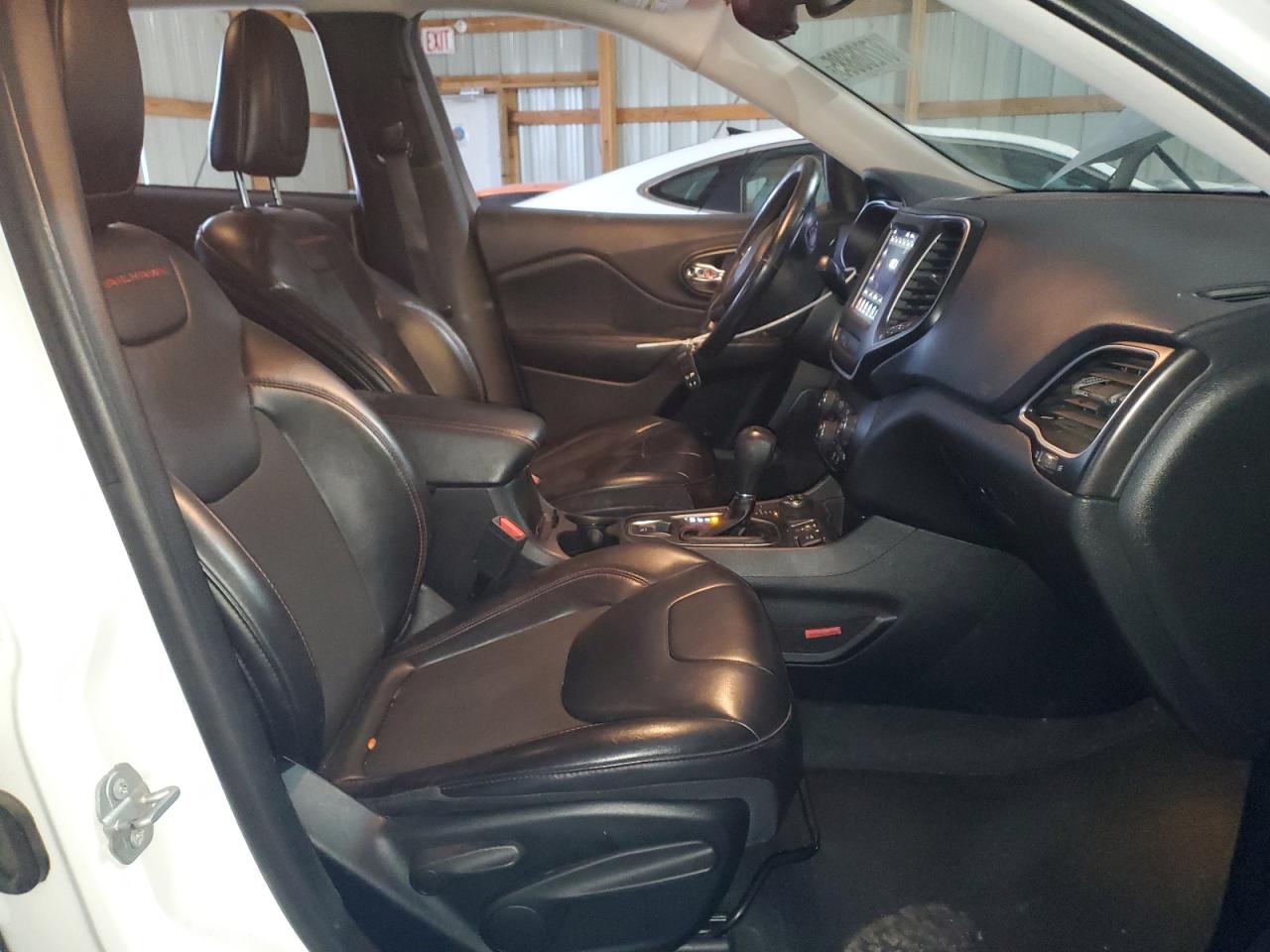 Jeep Cherokee Trailhawk Image 8