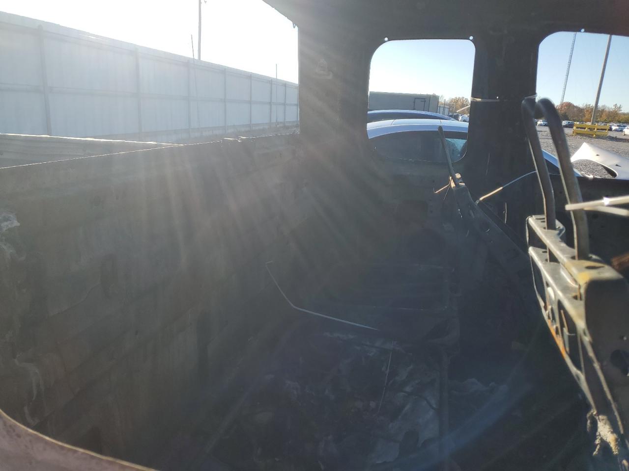 Nissan Titan Xe Image 4