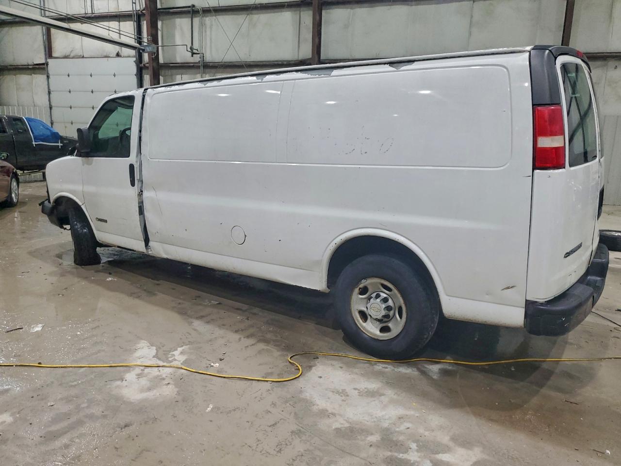 Chevrolet Express Image 11