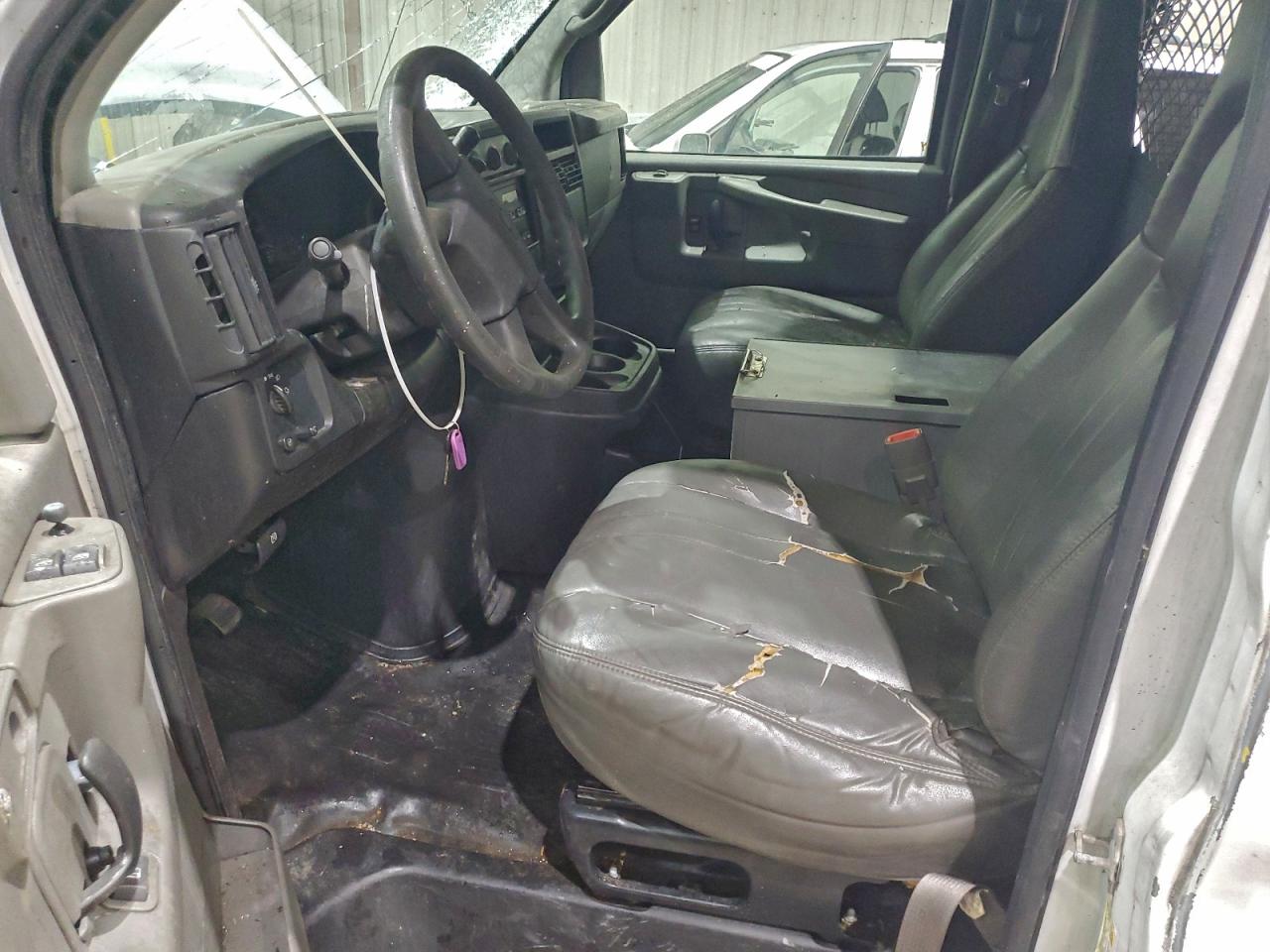 Chevrolet Express Image 4