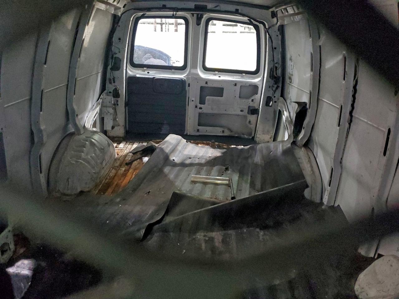 Chevrolet Express Image 13