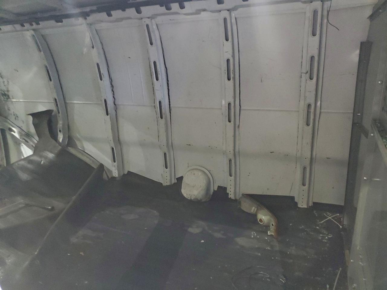 Chevrolet Express Image 9