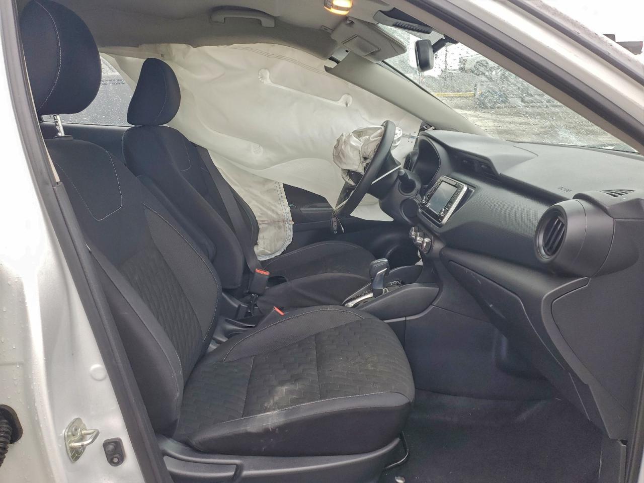 Nissan Kicks S Image 2