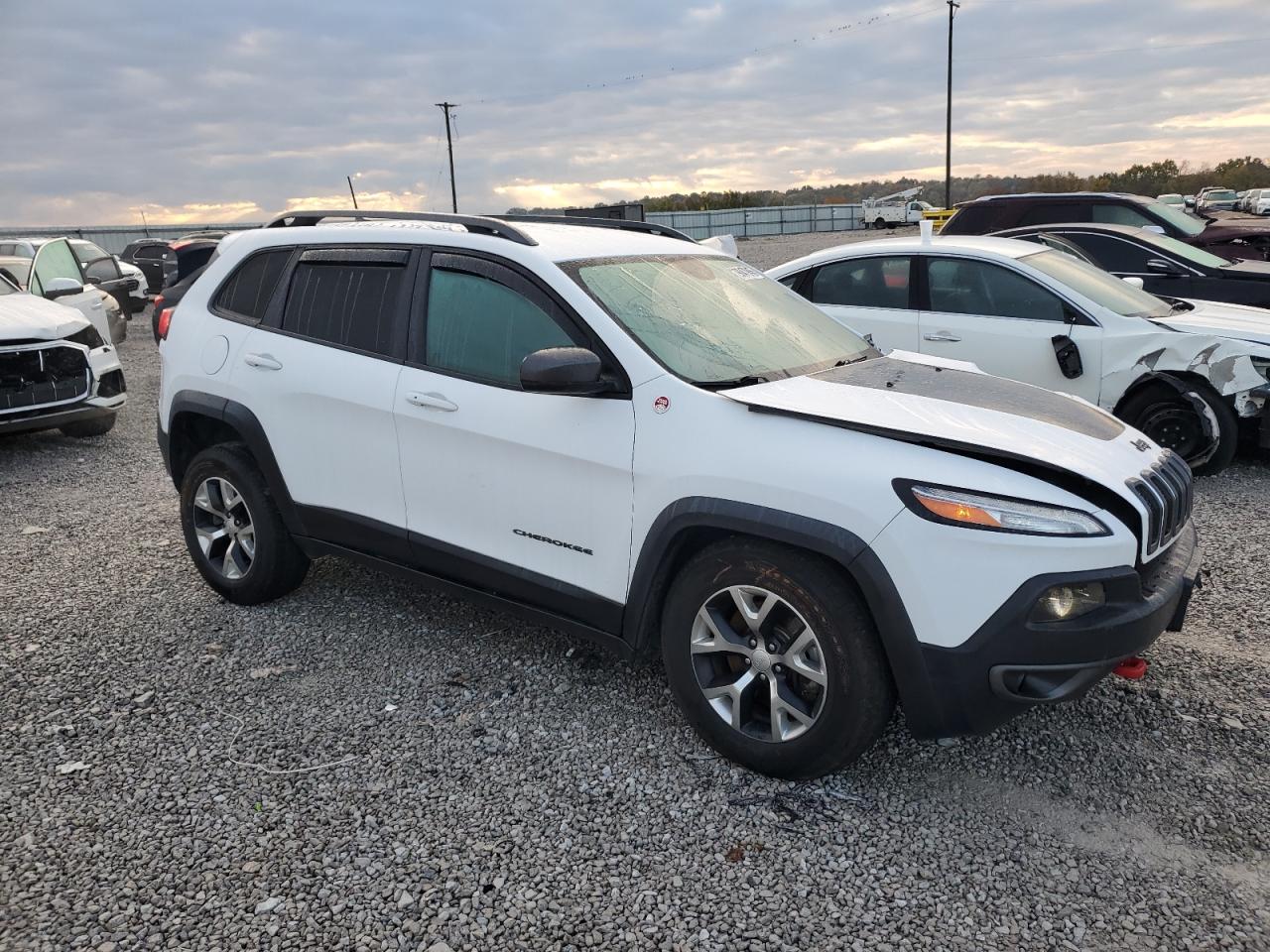 Jeep Cherokee Trailhawk Image 11