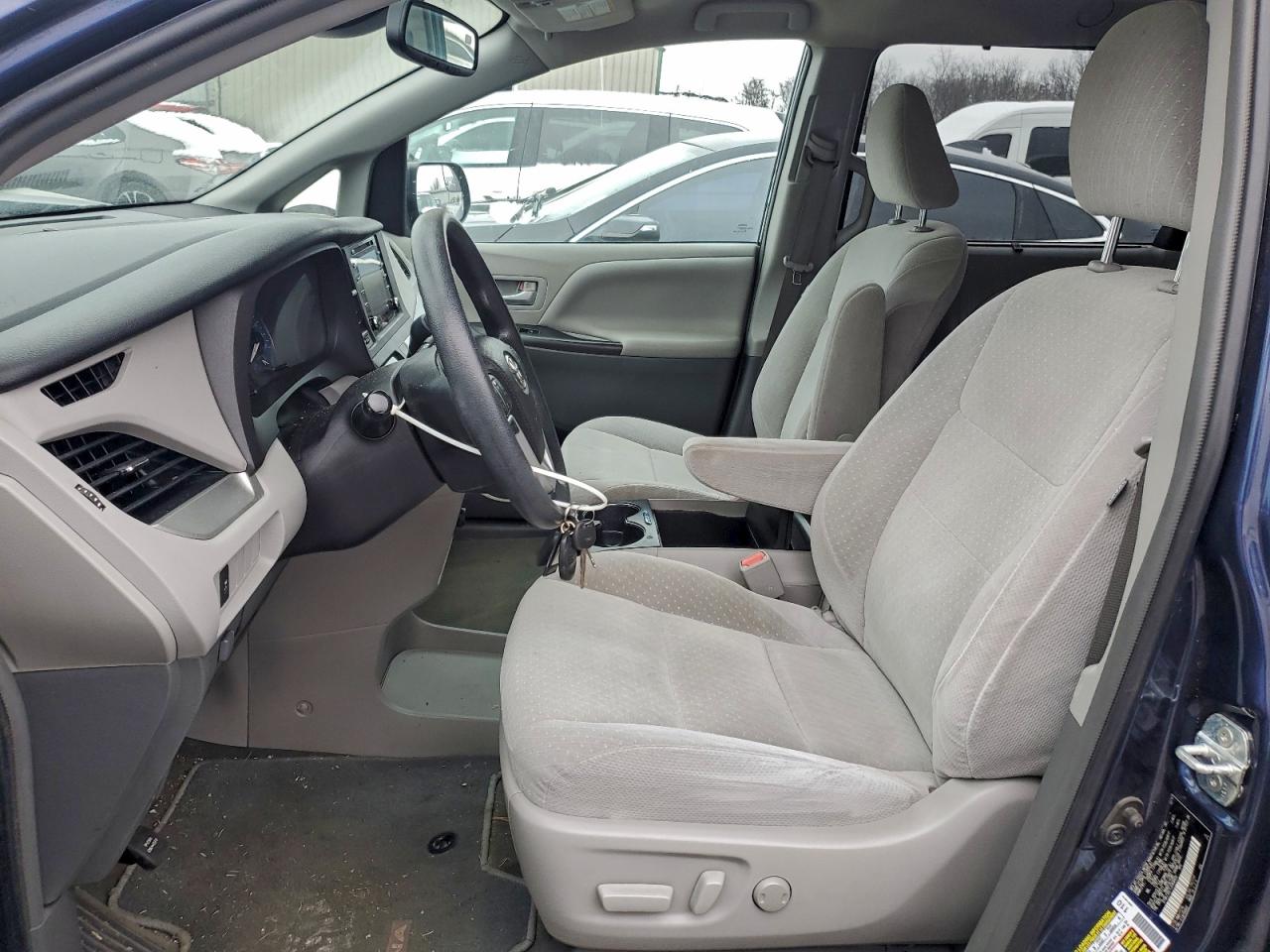 Toyota Sienna Le Image 4