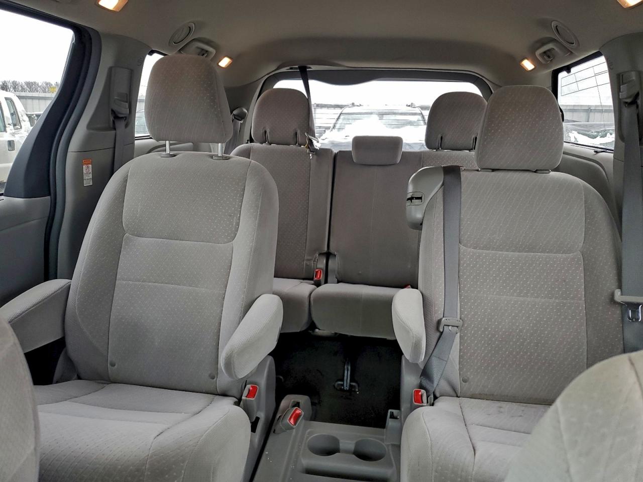 Toyota Sienna Le Image 6