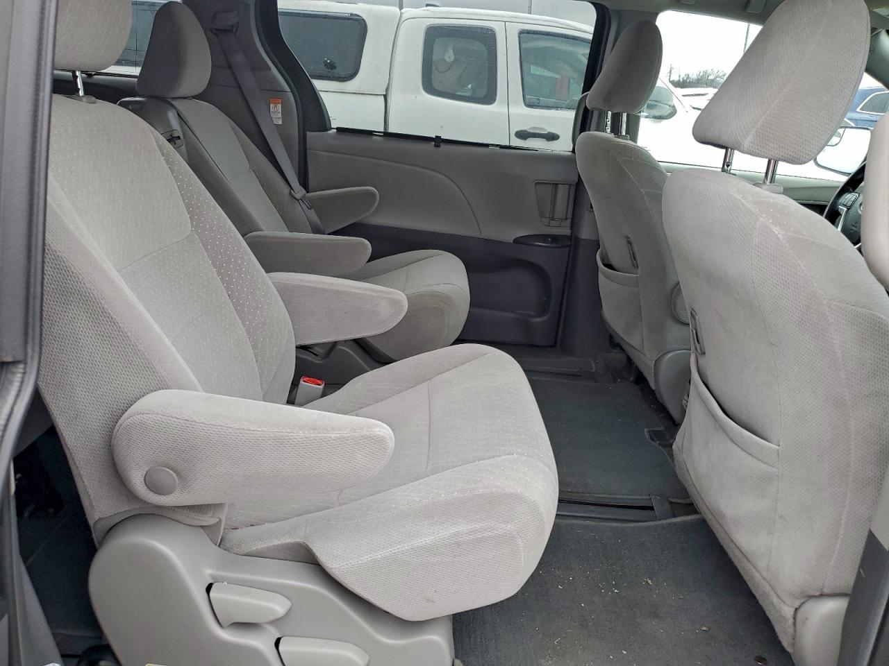 Toyota Sienna Le Image 11