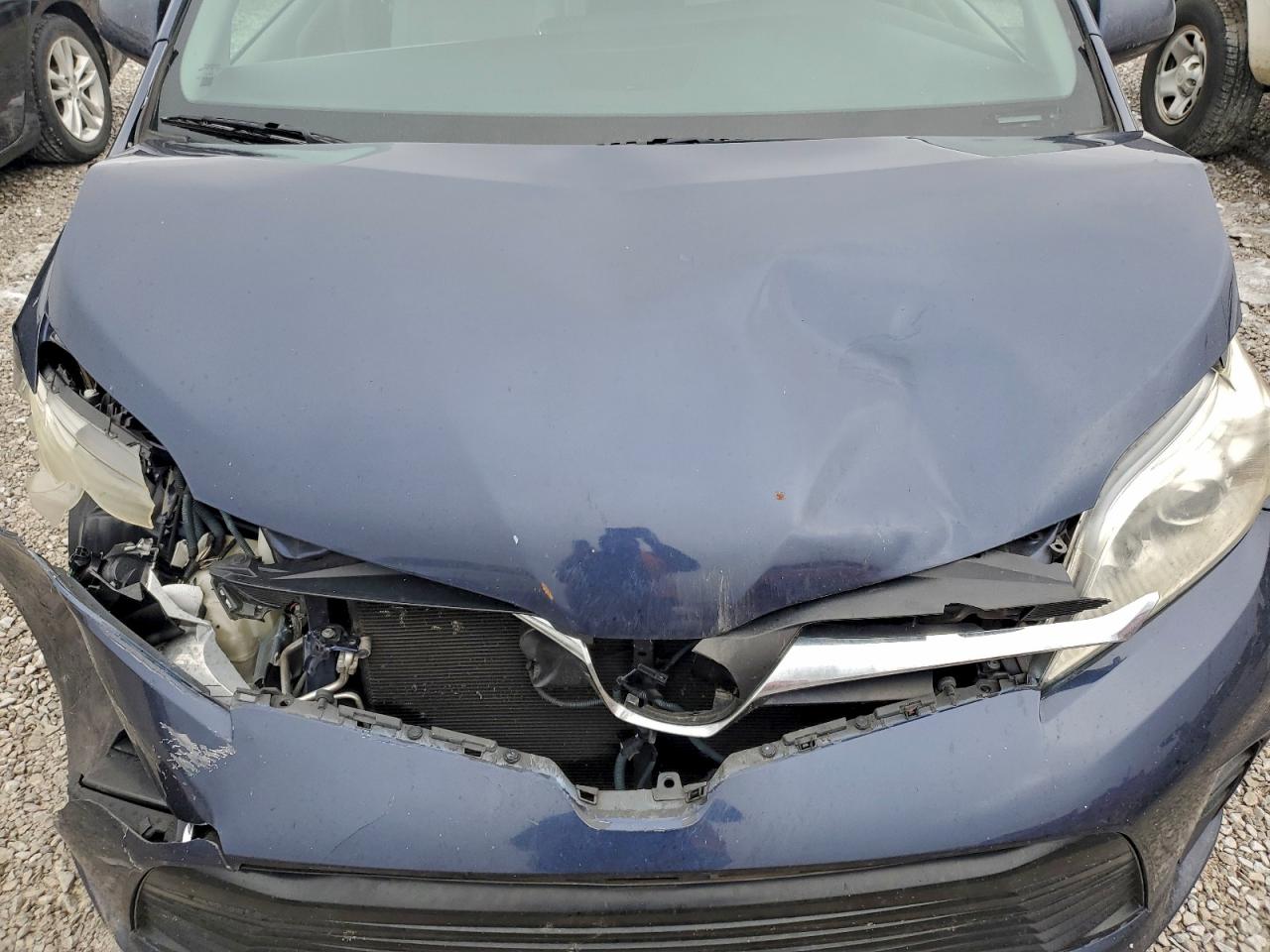 Toyota Sienna Le Image 2