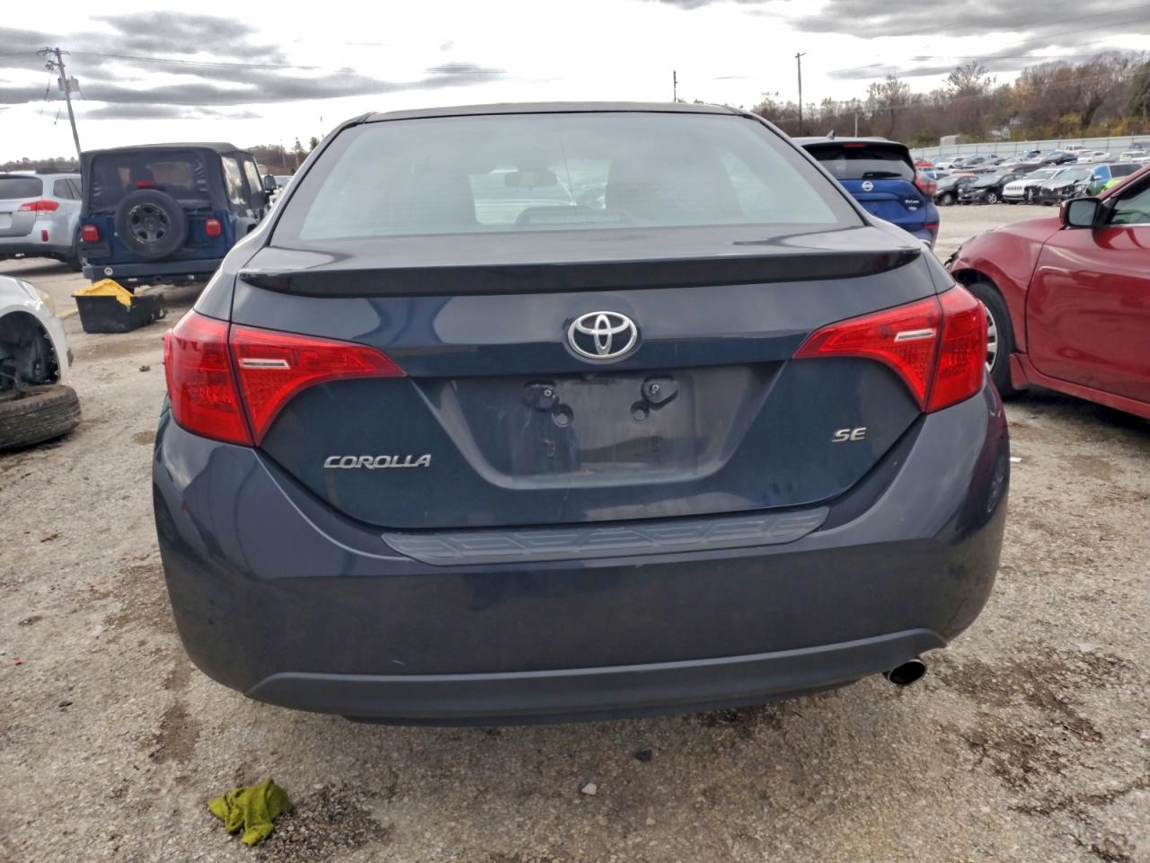 Toyota Corolla L Image 6