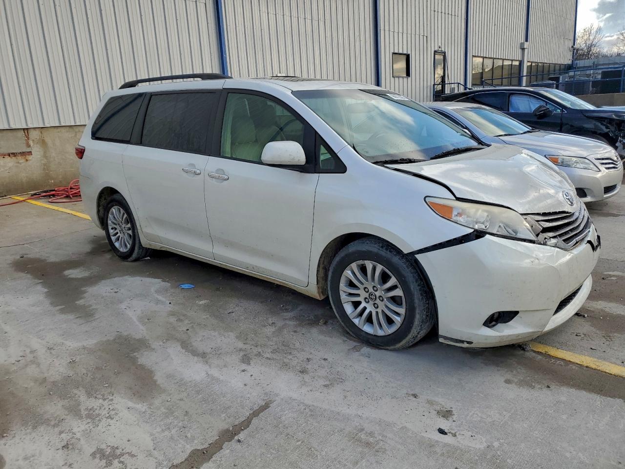 Toyota Sienna Xle Image 2