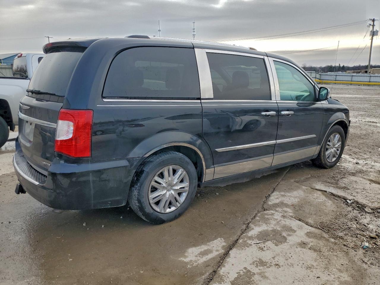 Chrysler Minivan Limited Platinum Image 11