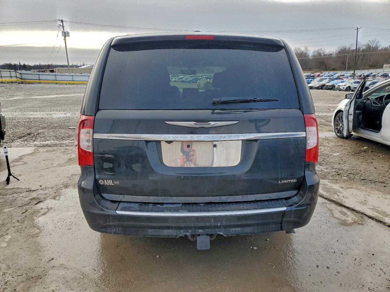 Chrysler Minivan Limited Platinum Image 10