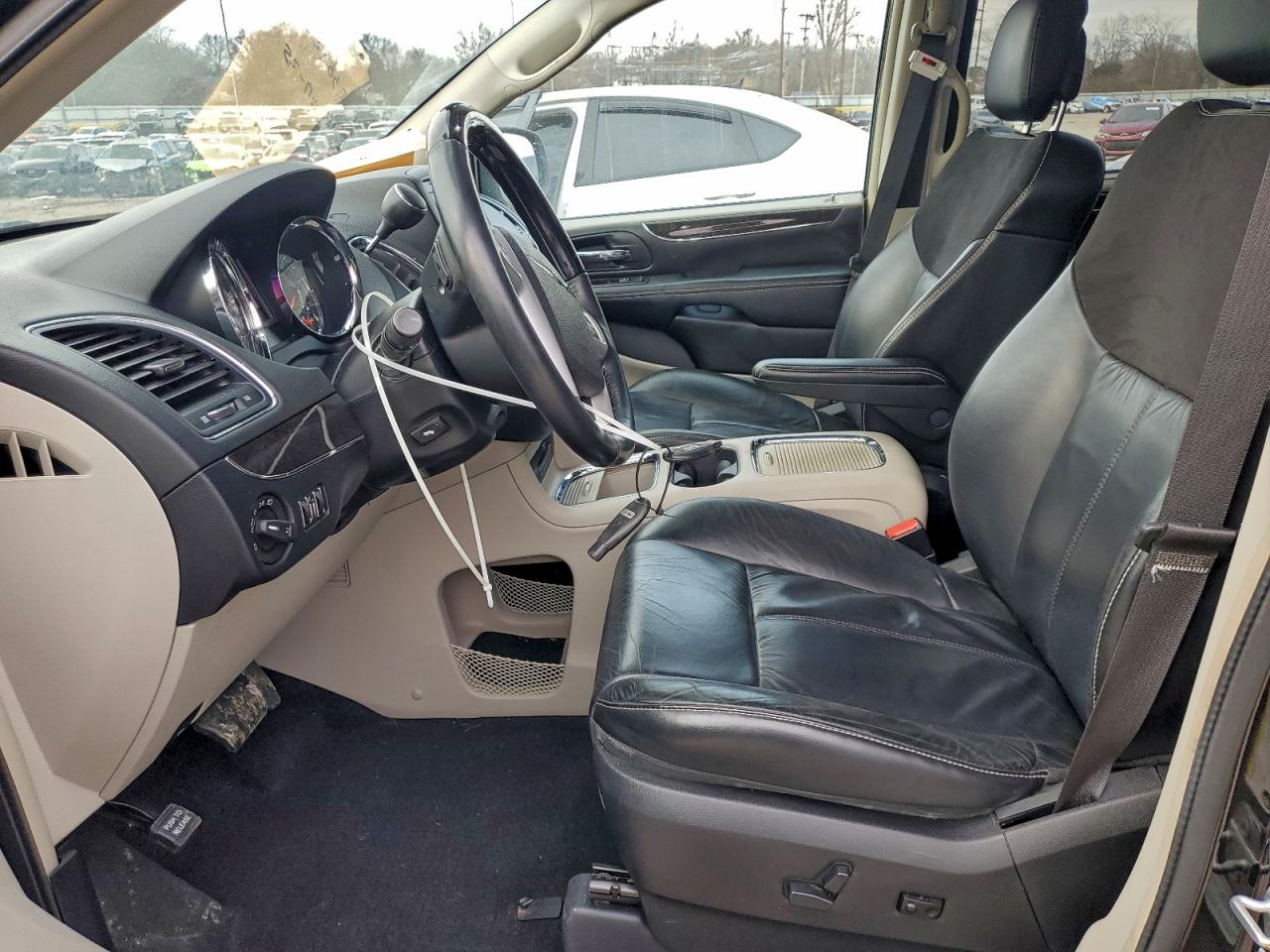 Chrysler Minivan Limited Platinum Image 7