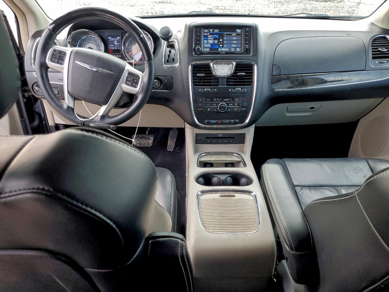 Chrysler Minivan Limited Platinum Image 8