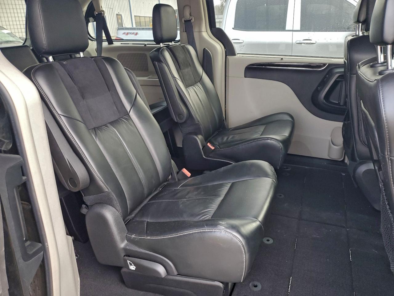 Chrysler Minivan Limited Platinum Image 12