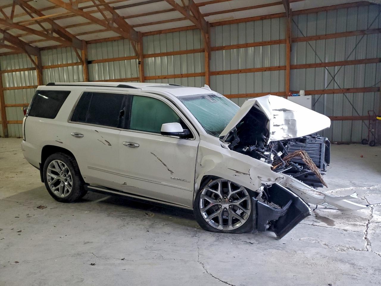 GMC Yukon Denali Image 12