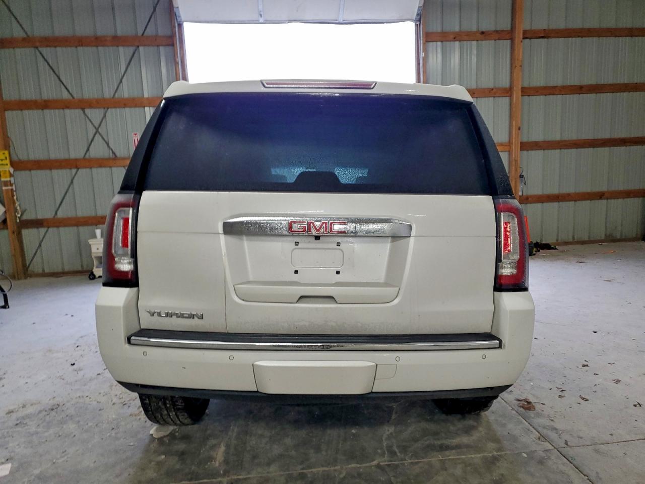 GMC Yukon Denali Image 3