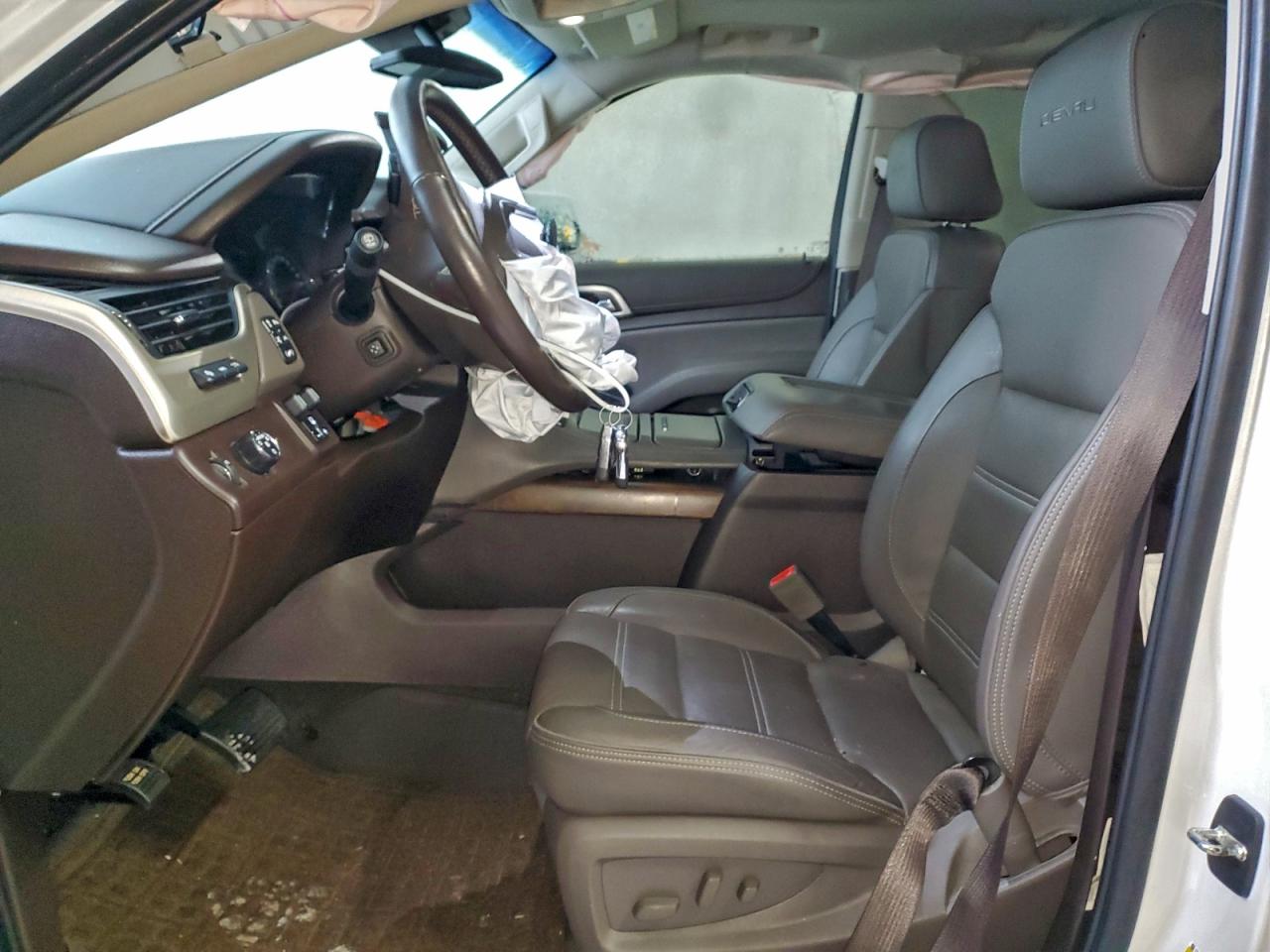 GMC Yukon Denali Image 13