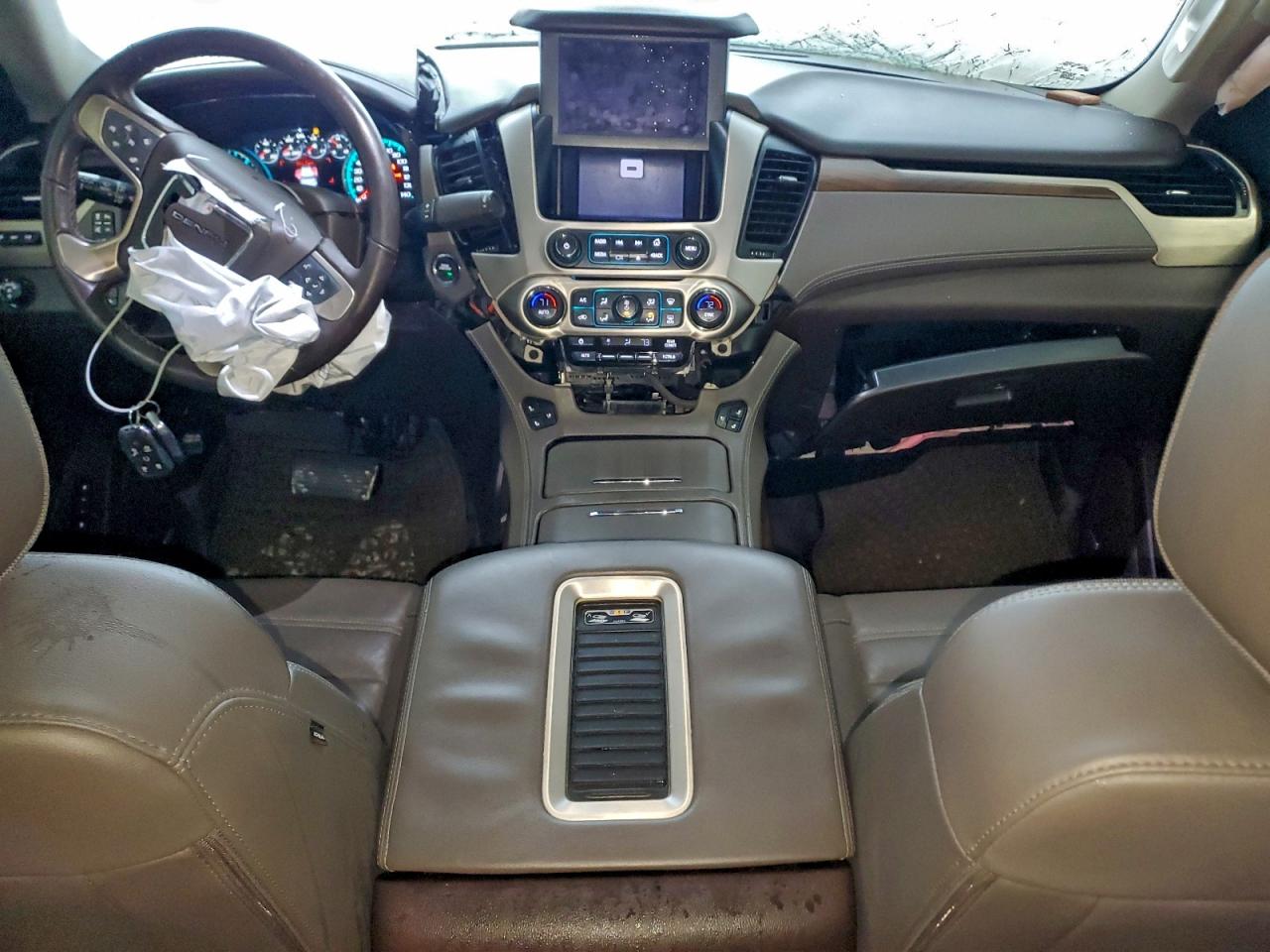 GMC Yukon Denali Image 4