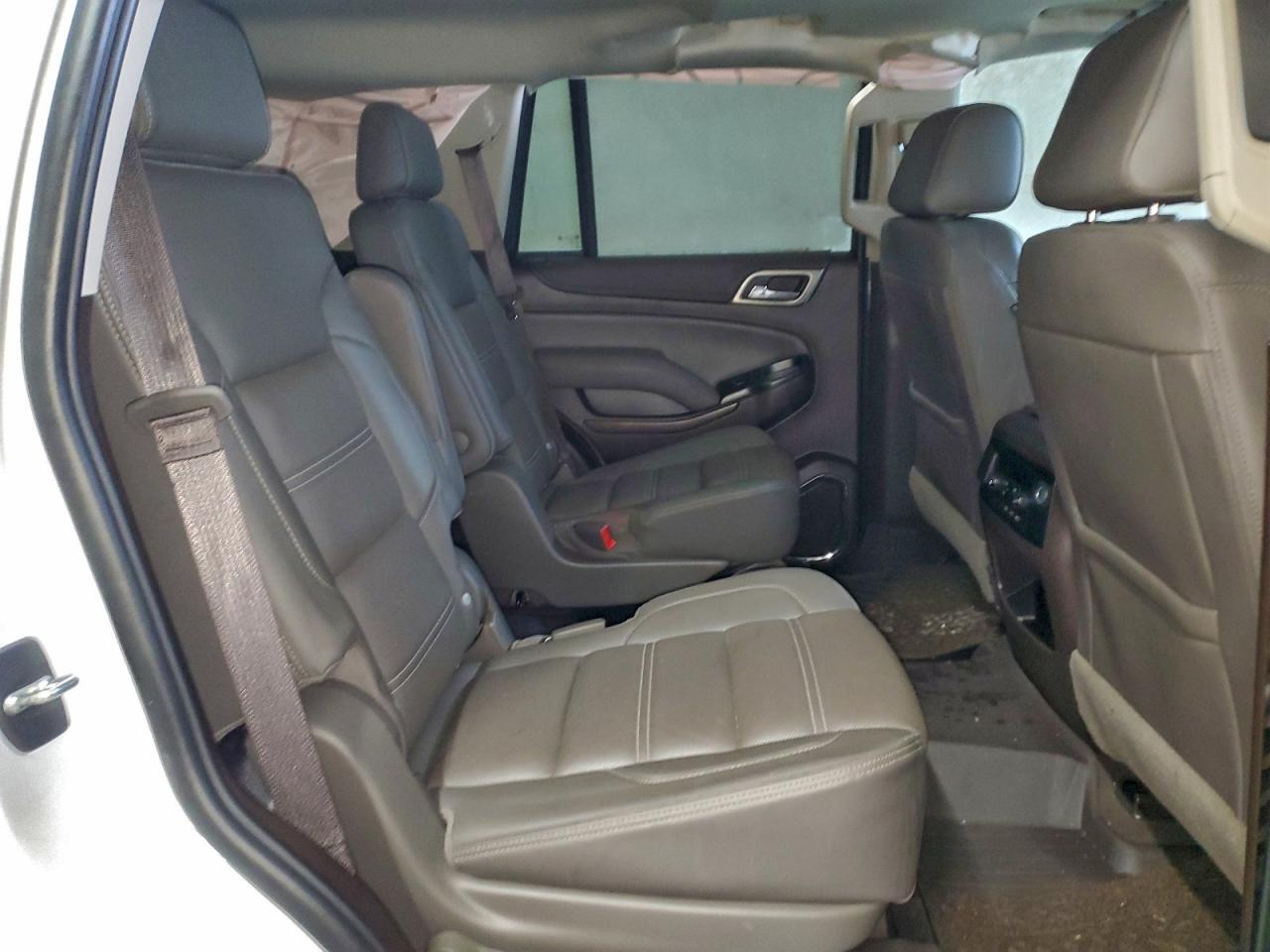 GMC Yukon Denali Image 9