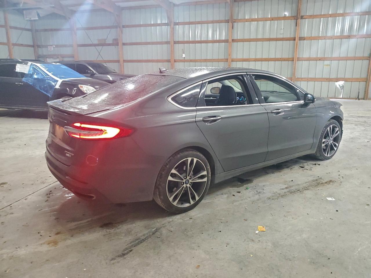 Ford Fusion Titanium Image 2