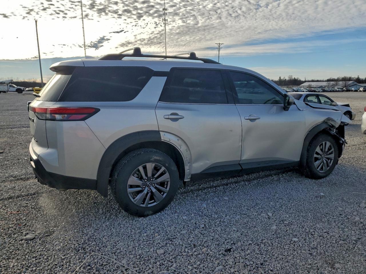 Nissan Pathfinder Sv Image 2