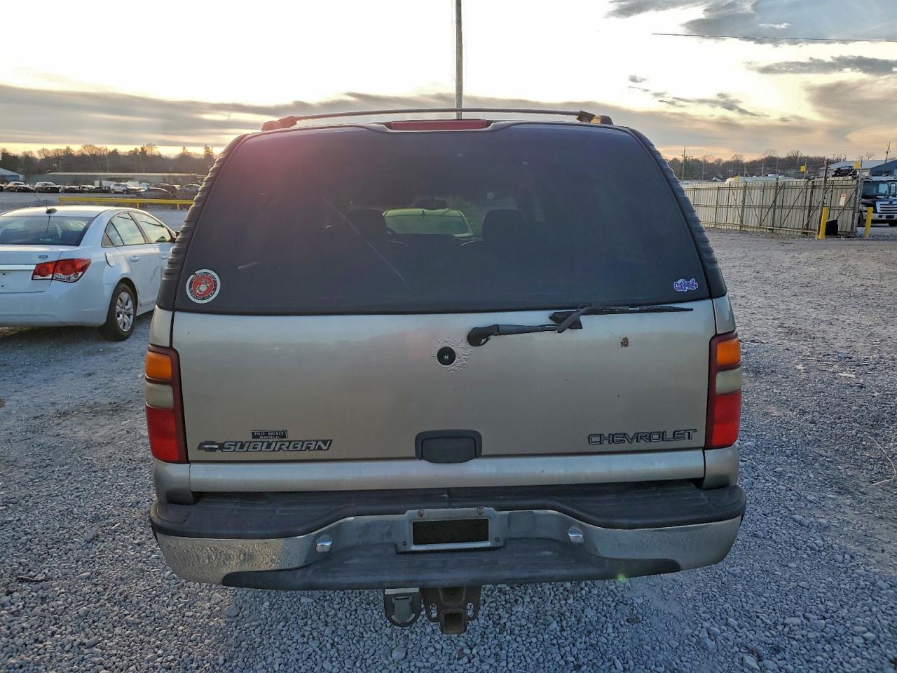 Chevrolet Suburban C1500 Image 12