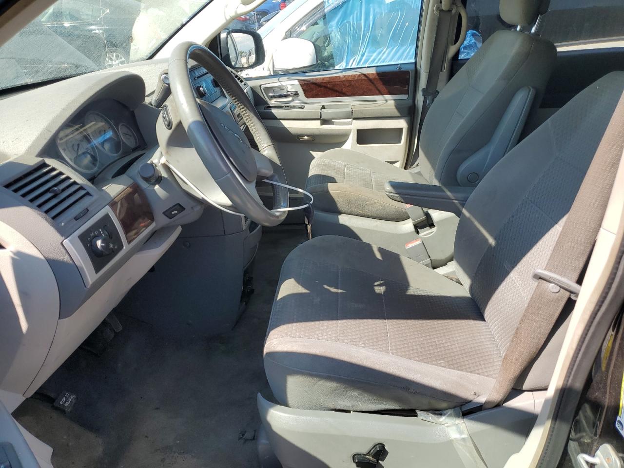 Chrysler Minivan Touring Image 6