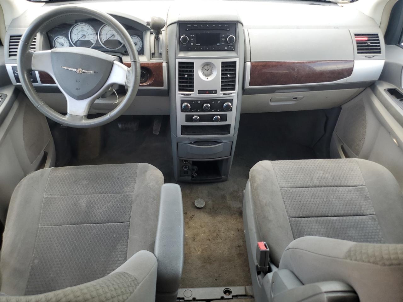 Chrysler Minivan Touring Image 13