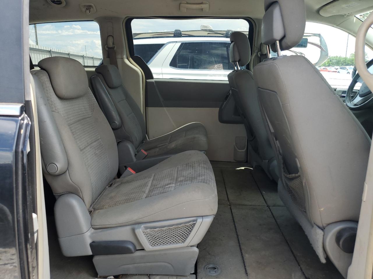 Chrysler Minivan Touring Image 12