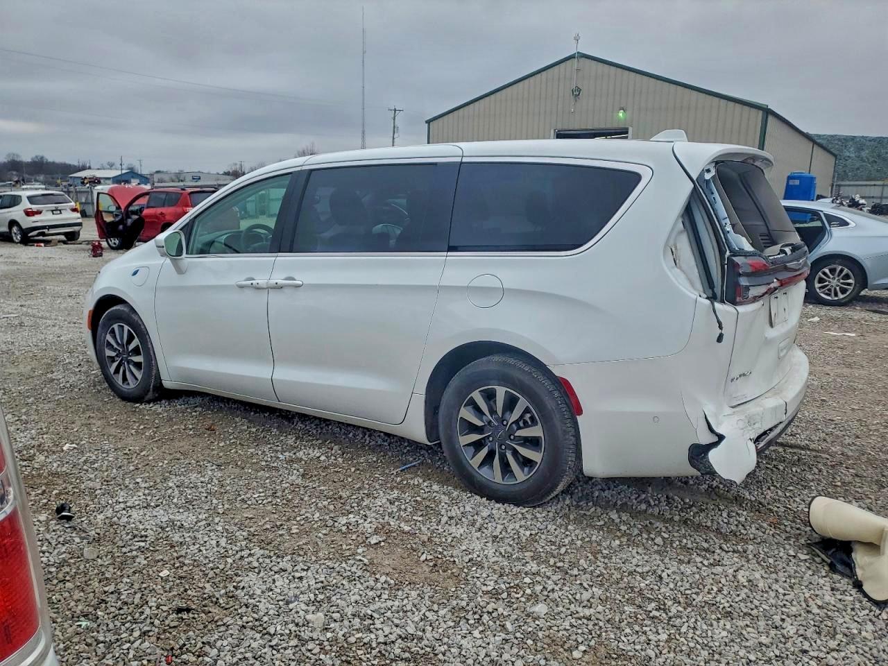 Chrysler Pacifica Hybrid Touring L Image 3